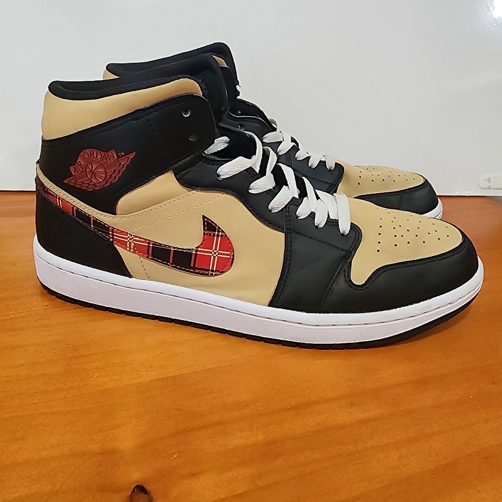 Size 11.5.  2022Air Jordan 1 Mid SE 'Tartan Swoosh' Size